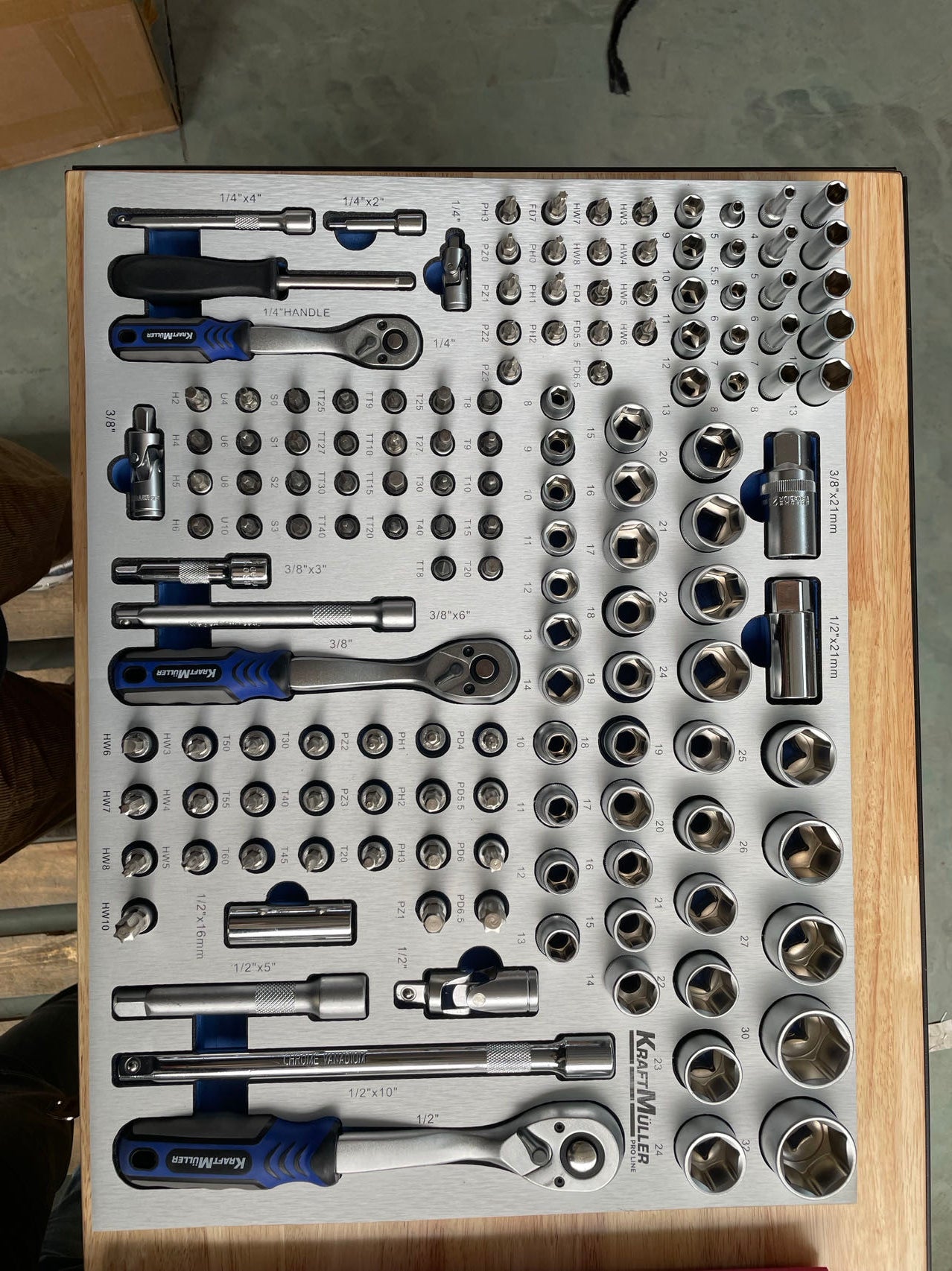 Professional trolley with 391 pcs tools